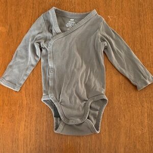 🍓3/$10 H&M Organic Gray Long-Sleeve Wrap-Front Baby Bodysuit size 6m